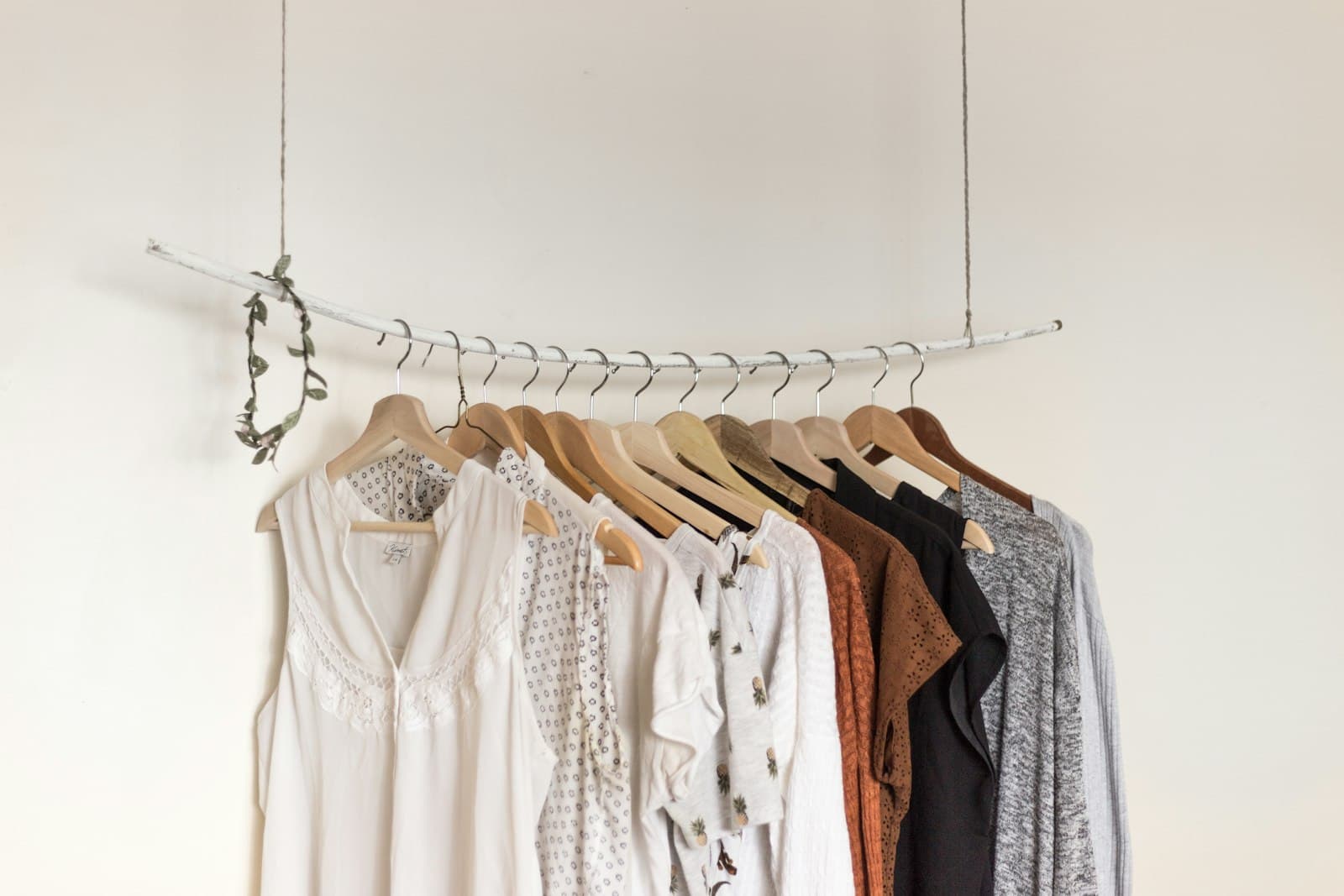 Rack con prendas de la nueva colección